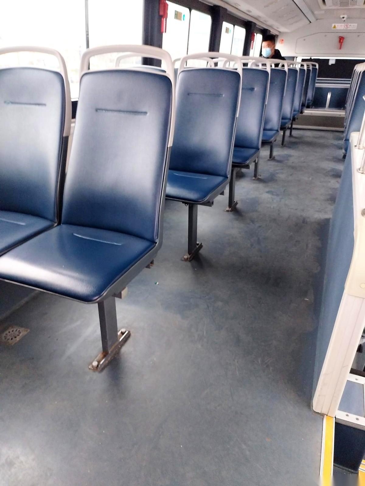 今天坐了趟公交，突然有点心疼我们公交司机师傅。一车厢，算上我，仨人。师傅那眼