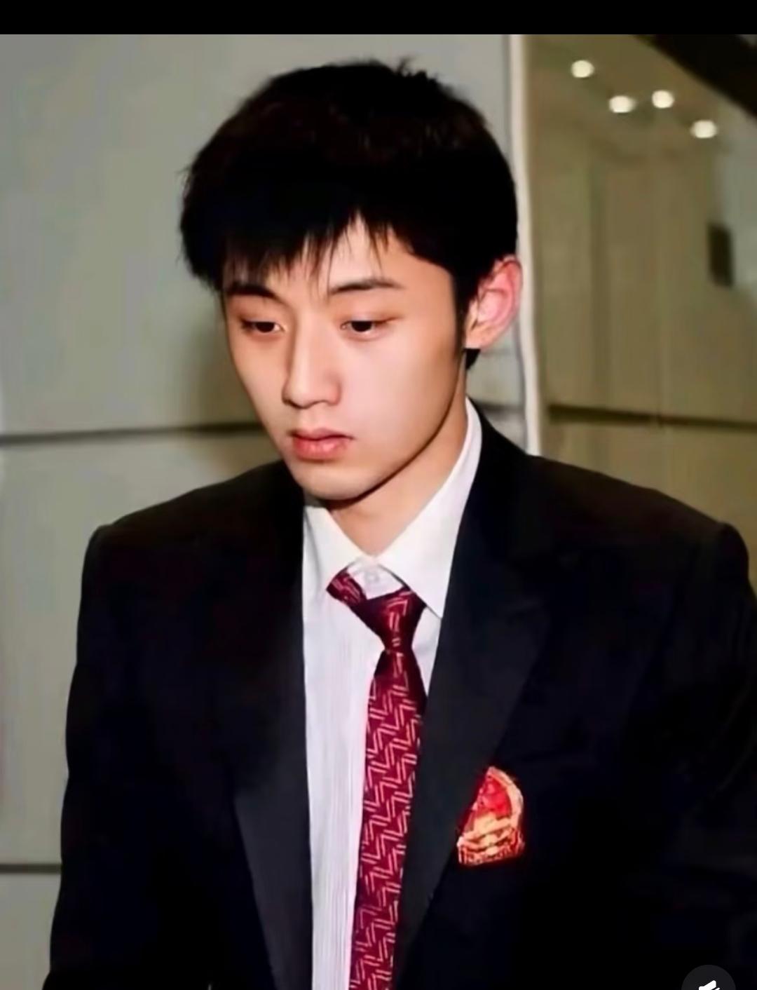 现在能理解富贵花姐姐当年为啥对他那么痴迷了！据说当年两个人分手后，姐姐半年都没