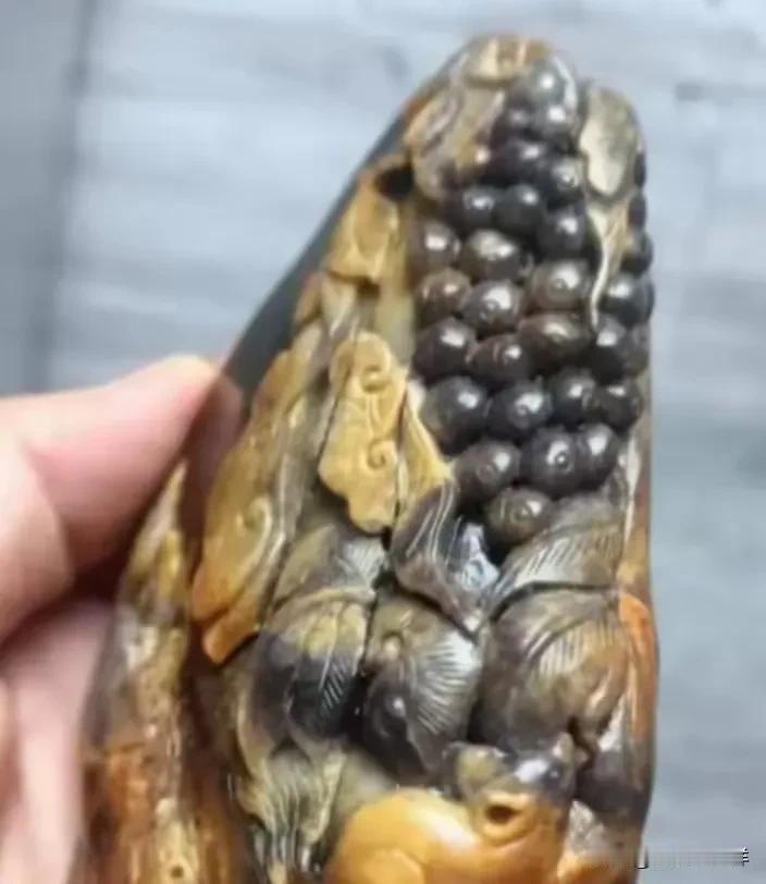 “石头比钱还值钱？”河南，一男子于5年前借了20000元给朋友，最近，男子去找朋