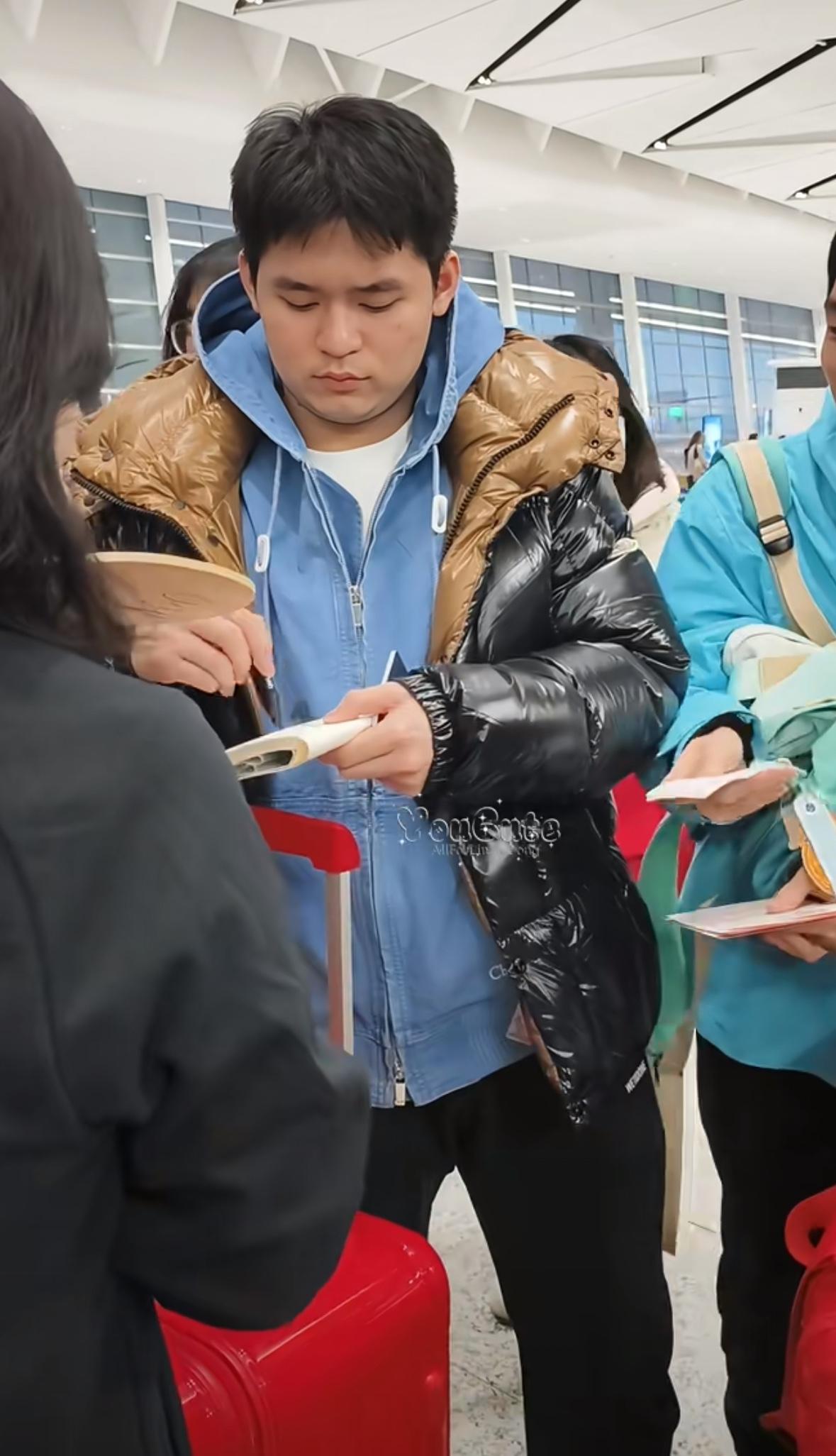 林诗栋太幽默“你刚改的姓名吧！”12月8日一大早，刚刚夺得混团世界杯冠军的