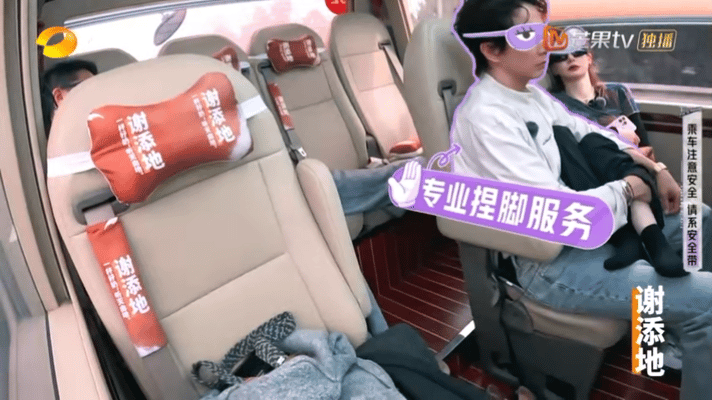 李承铉边睡觉边给戚薇捏脚看李承铉连睡觉都怕吵醒她的温柔，突然明白：真正的爱，是把