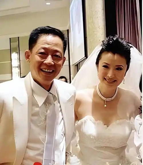 🌞2008年，女富婆陈坚红迷上了王志文，她抛出一个无法拒绝的条件，“我五亿