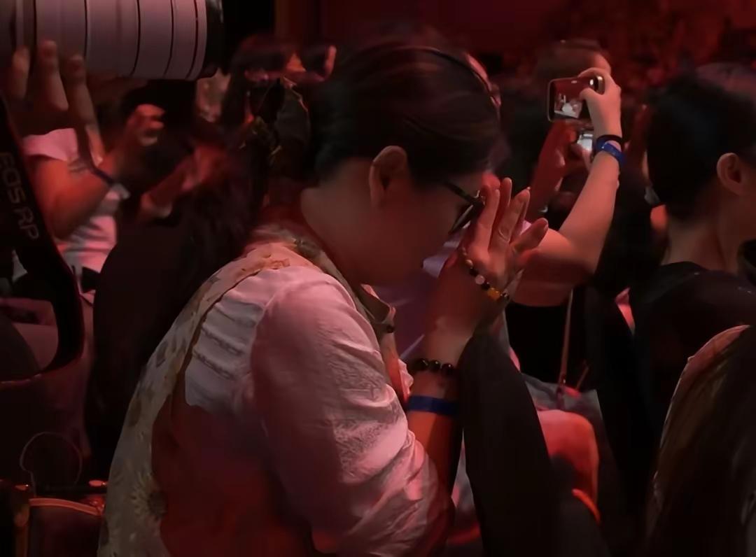 仔佃看看图一，让人心生万千感慨！新加坡大满贯女子单打决赛时，镜头摇向观众席，这