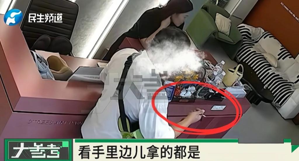 河南郑州，一名男子假装“老客户”，来到油漆店欲购买油漆，却趁机骑走了店里的电动车