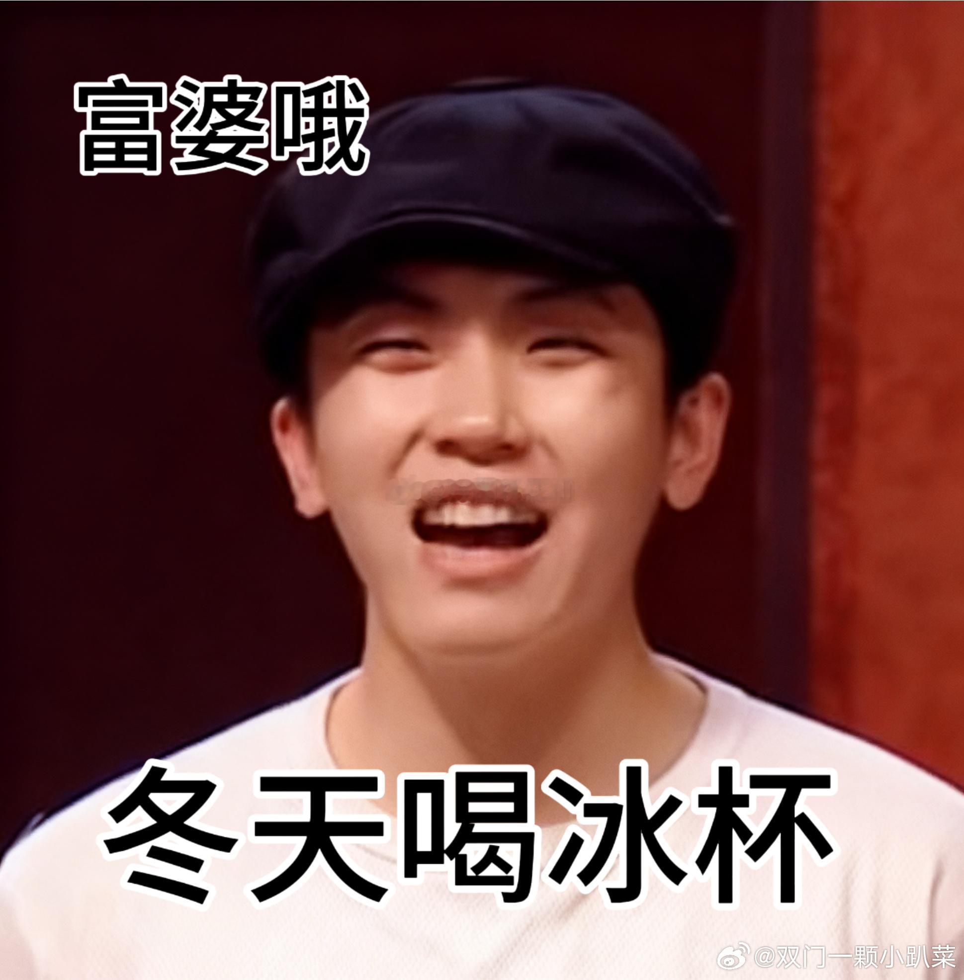 张兴朝李嘉诚便利店调酒碰杯便利店的灯光下，张兴朝与李嘉诚专注调酒，而后举杯相碰