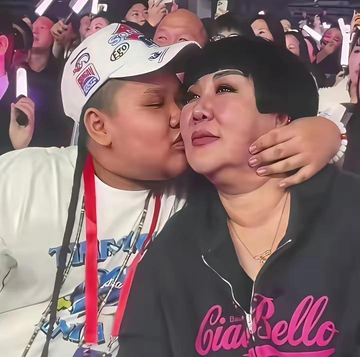 郭麒麟十六岁退学登台，他得叫郭汾瑒一声小叔叔。你看这哥俩，一个28岁，在后台见