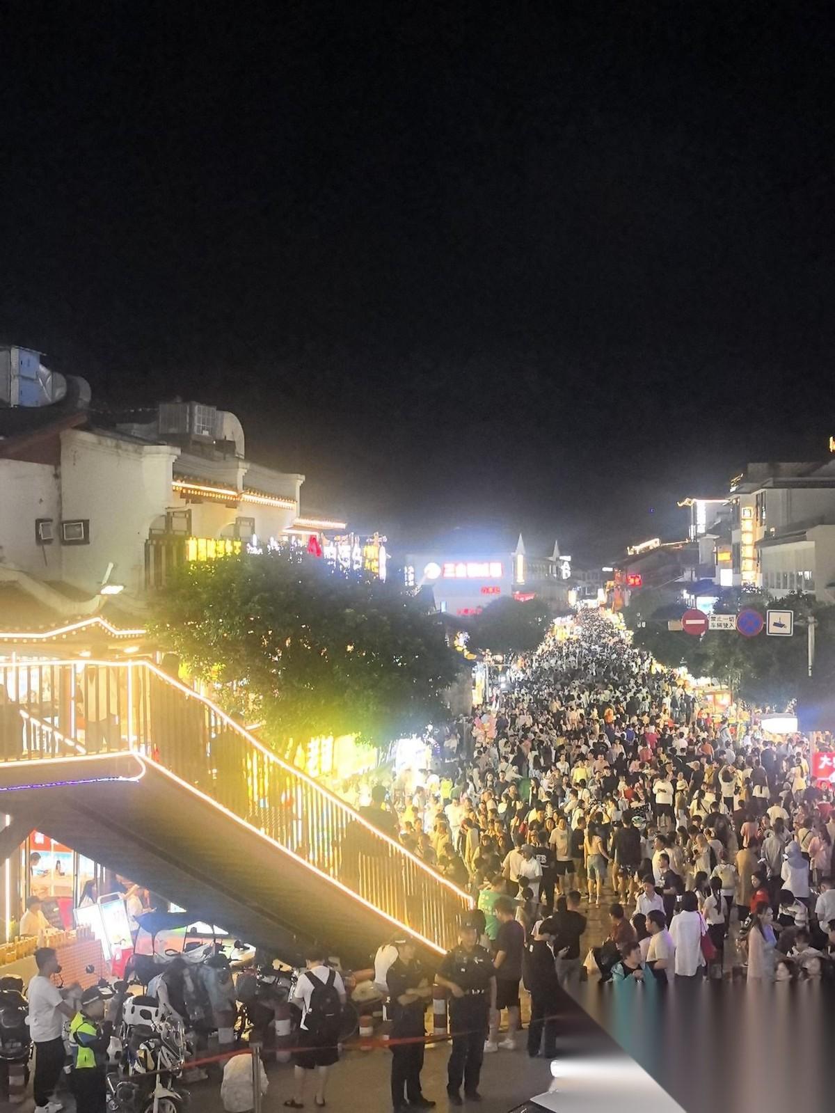 五一没出门旅游的，基本就是这些人:1.家里有老人要照料的人。撇开这份必须尽孝的羁