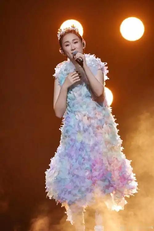 张学友佩服她，王祖蓝说她一开口自己就想哭，圈内无数天王天后都抢着唱她写的歌。但