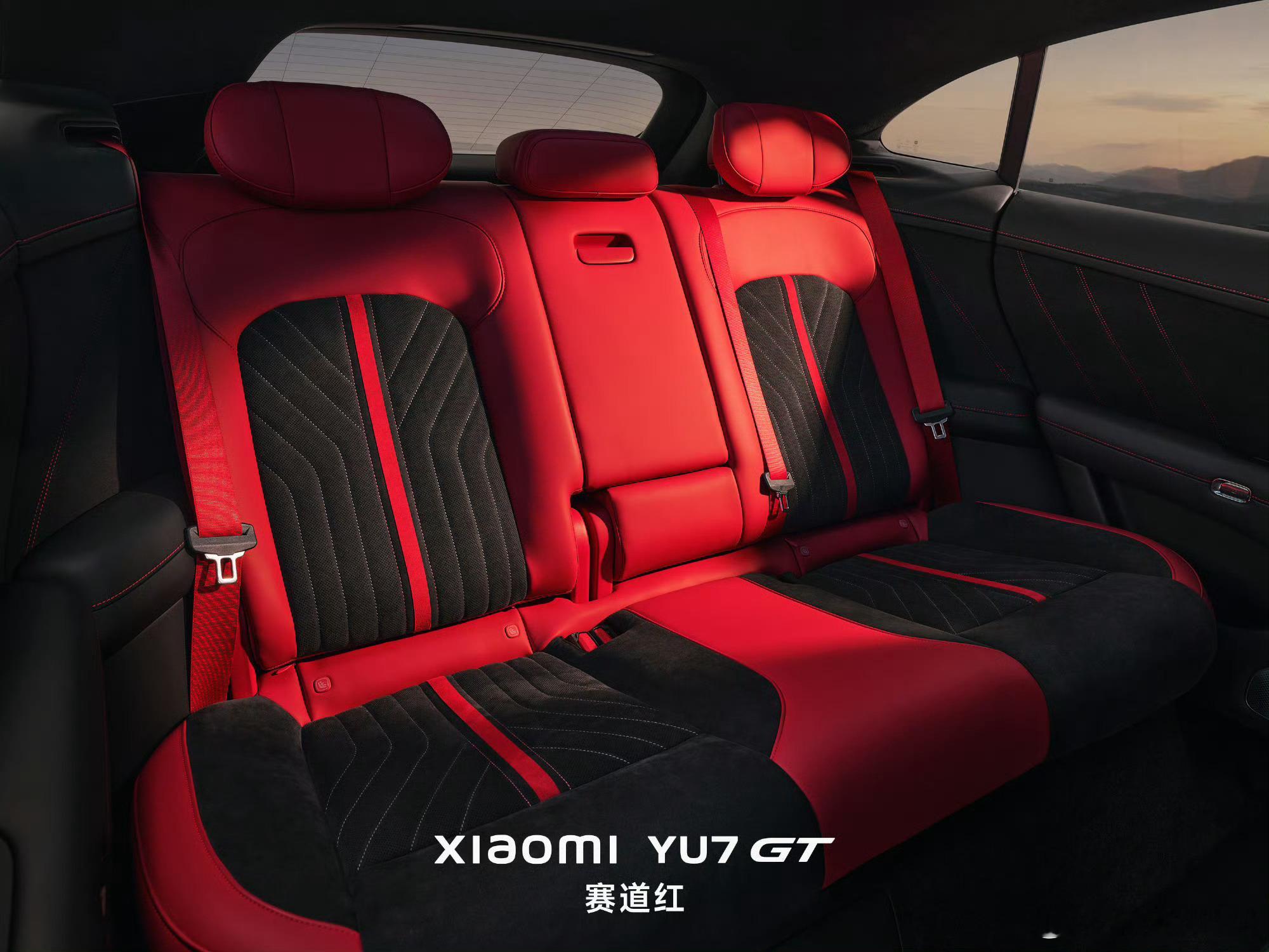 小米YU7GT即将进店YU7GT的赛道红内饰让我想起了SU7Ultra的内饰