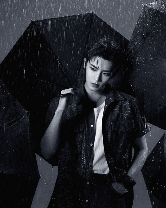 侯明昊巡演官宣海报侯明昊共赴这一场只属于彼此的盛会侯明昊巡演官宣海报，银发银