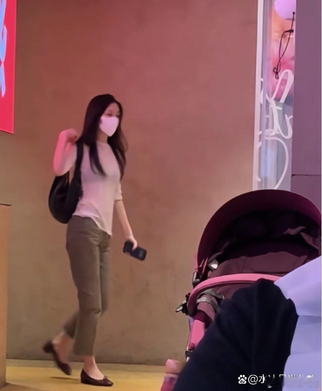 李嫣这种扁身太适合穿平底鞋，感觉批块布都很高级。​