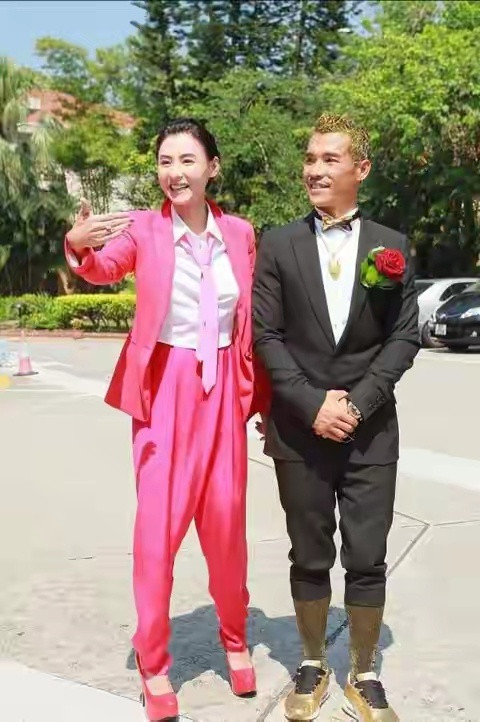 张柏芝龙凤胎弟弟，原来是顶级滑水运动员，娶化妆师46岁低调生活