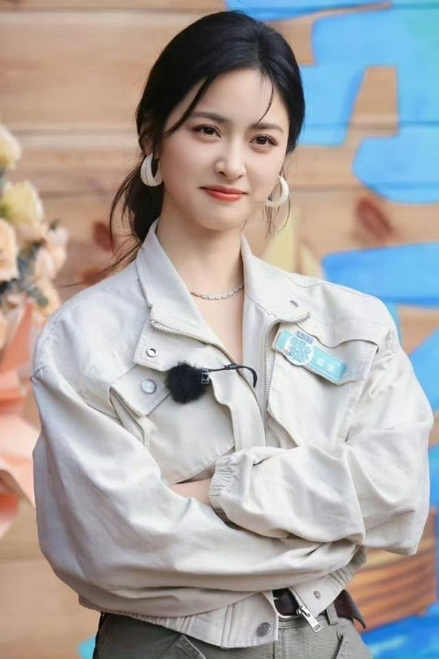 白鹿沈月秦岚你们仨聊什么呢我们可以申请加入吗🙋🏻♀️。