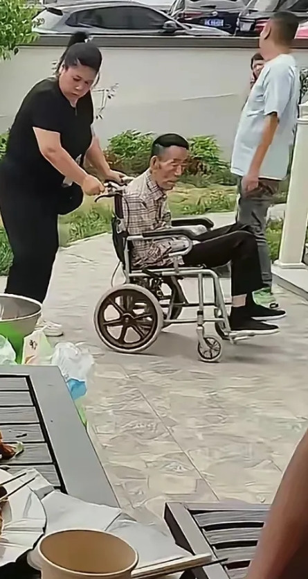 都94岁高龄了，还被子女拉出来消遣，老艺术家将最后的时光都献给子女了。瞧杨议
