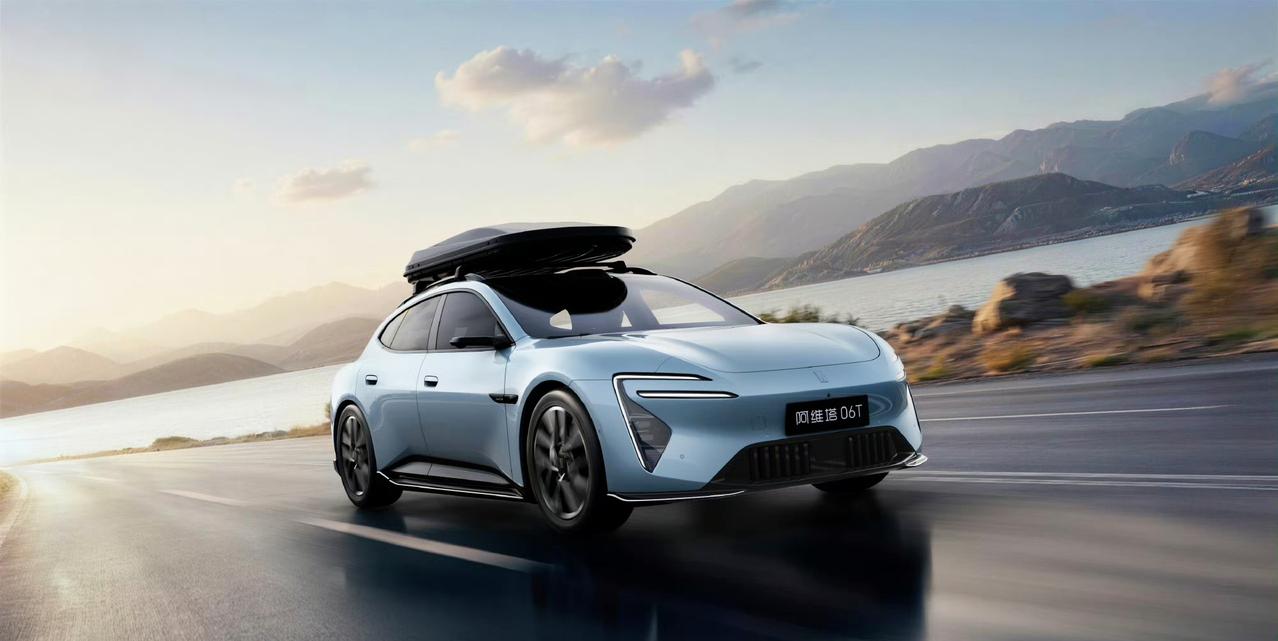 阿维塔06T实车图，顶置行李箱更有旅行车范儿除了采用旅行车结构该车是华为乾崑