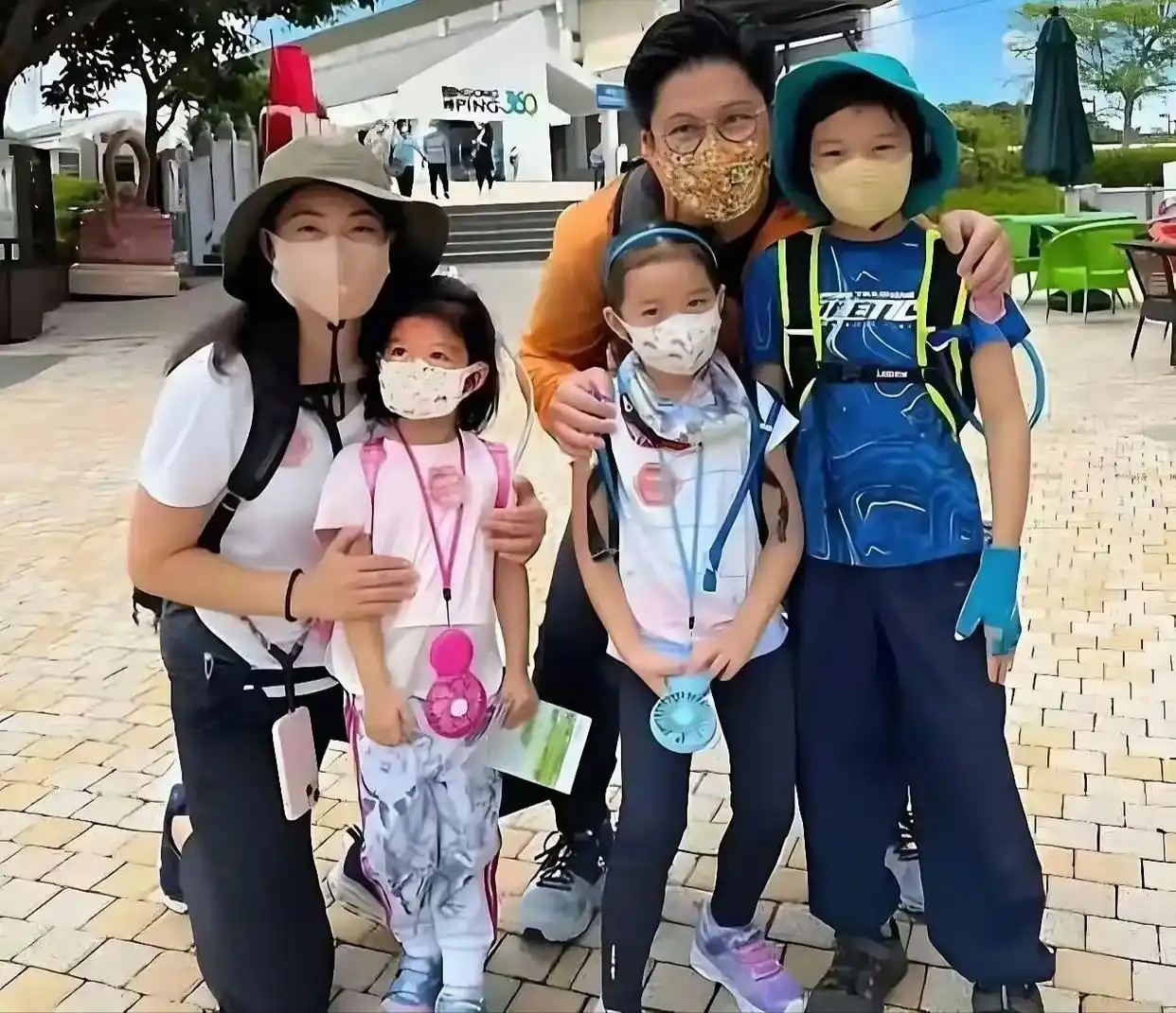 霍启刚分享大儿子霍中曦照片，13岁霍家长孙五官越来越像郭晶晶