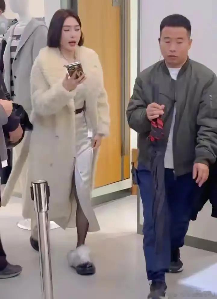 46岁秦岚在浙江服装店被偶遇，皮肤白皙、身材出众，状态依旧亮眼还是那么美。