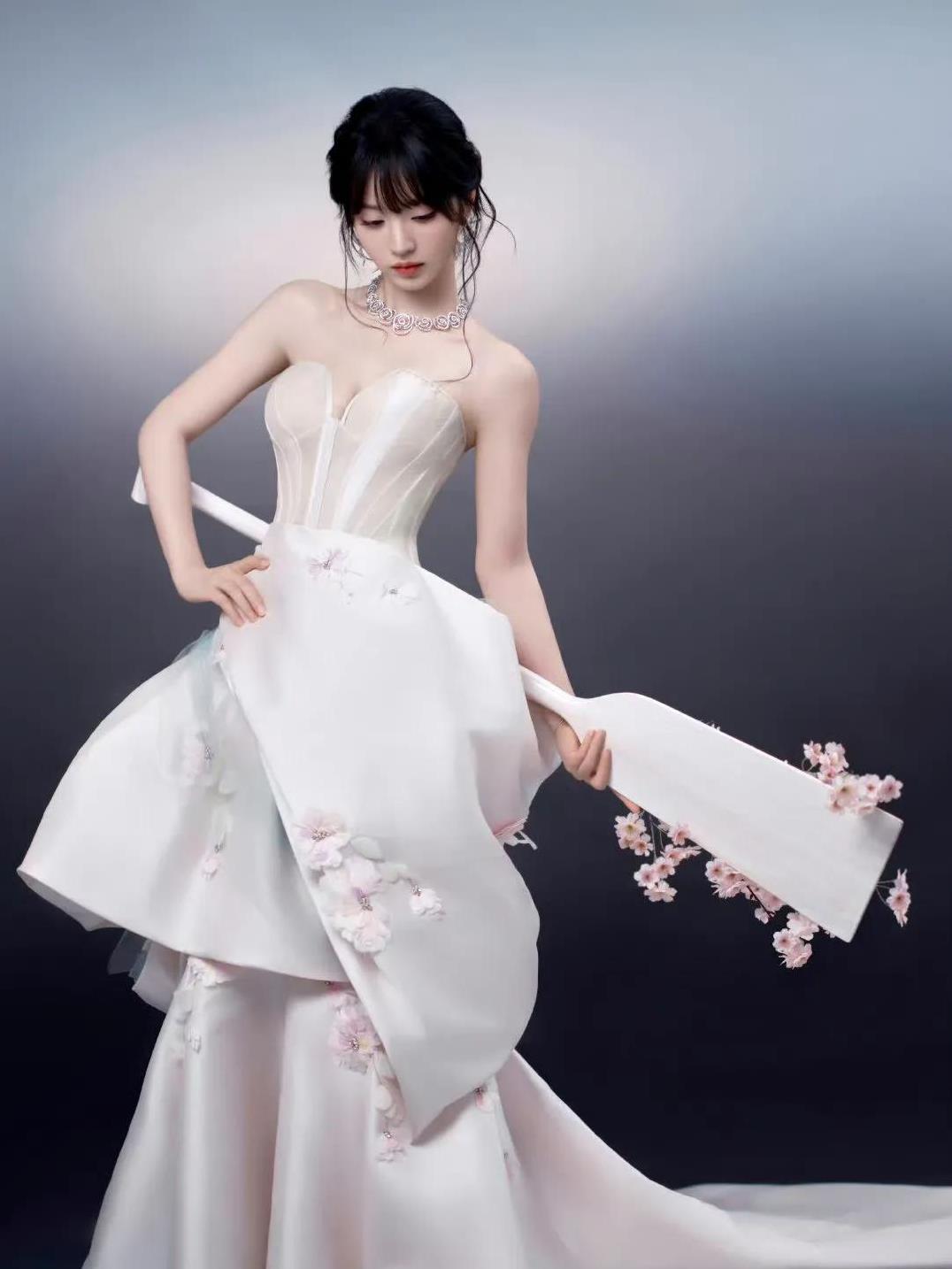 端午时节，田曦薇身着簪花礼裙惊艳亮相，宛如画中走出的古典美人。精致面容搭配灵动气