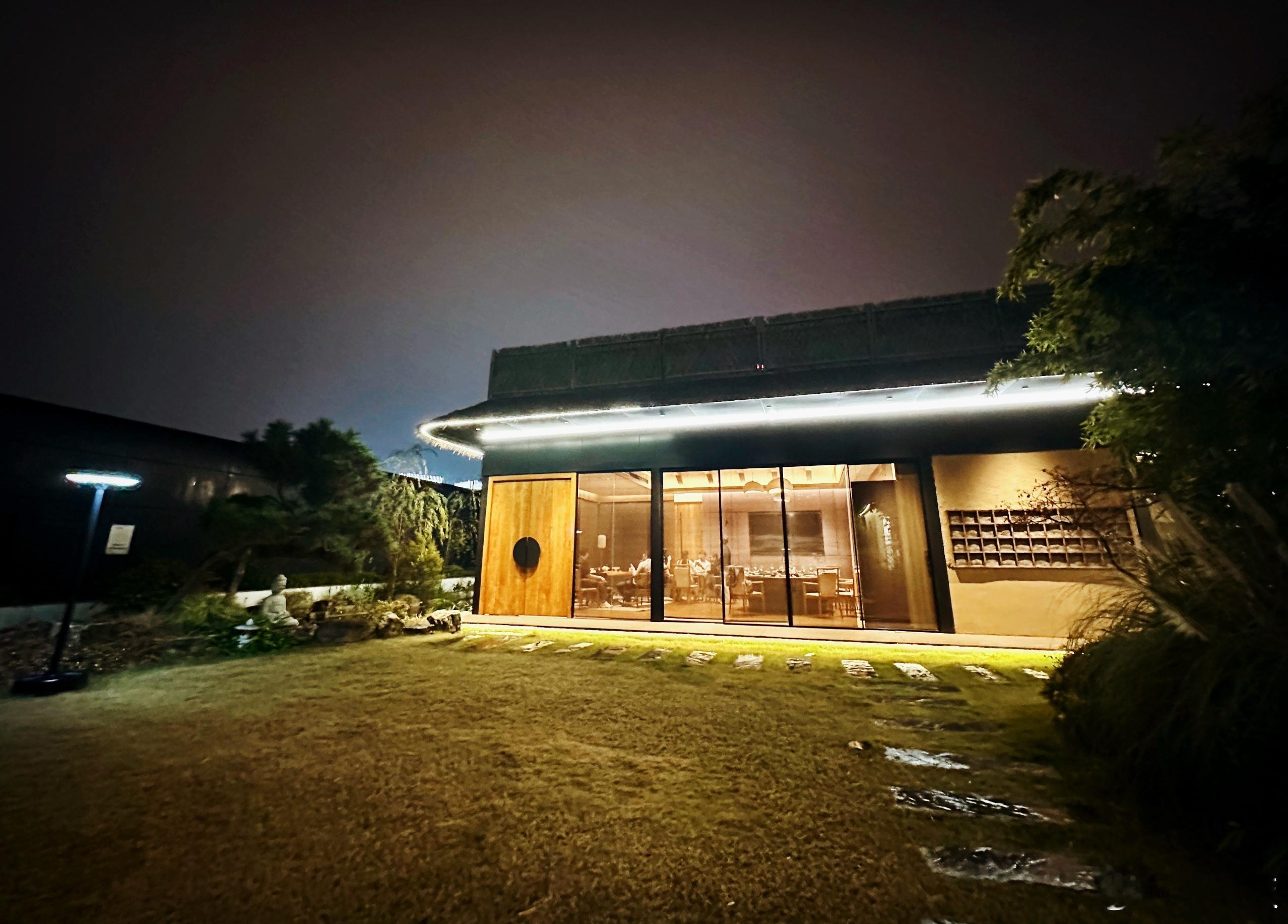 📍和顺小馆私房菜和顺小馆顶楼有个大包房，落地窗外大片草坪。虹桥核心区这么个推荐