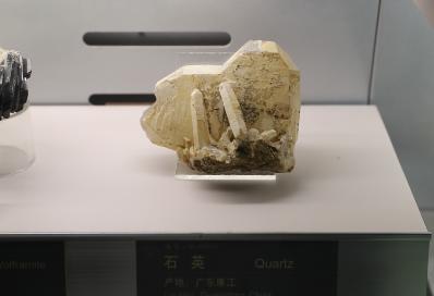 谁也没想到，美国用一座矿掐了中国30年的脖子，被西藏的一块白色石头彻底斩断了。香