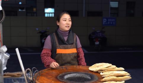 “没人敢娶！”安徽，2022年，一33岁女子卖烧饼每天4点半起床，11点睡觉，每