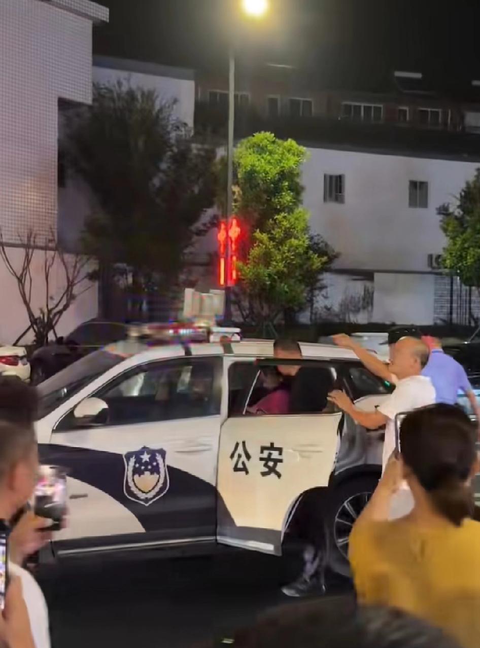 好了吧，抓起来了，两个女博主线下约架，现在好了把沈老师捧杀的进去了沈老师真刚啊