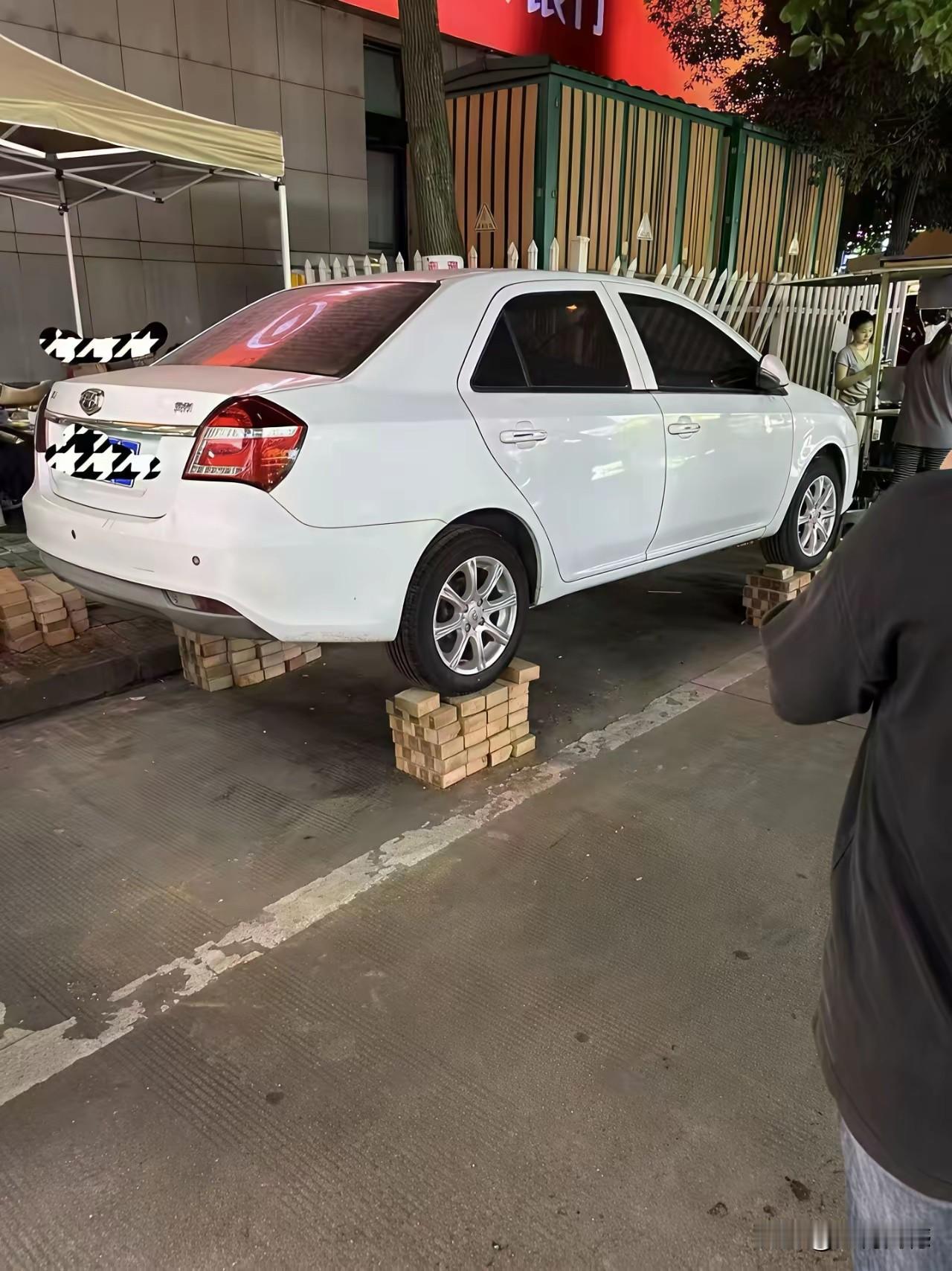 人算不如天算，尽管这个车主做好了各方面应对下大雨的准备，而且准备工作做的都很充分