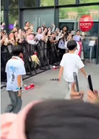 一群成年女性的拿手机拍十岁小孩，集体叫10来岁小男孩老公是为什么？男性也有变态喜