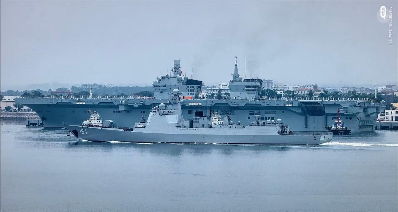 罕见画面，076两栖舰与052D同框，两者尺寸差别太大了！网友拍摄的076两栖攻