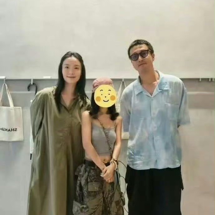 王传君身高一米八七，站他身旁的妻子齐溪174cm，相差13cm的两人看着竟然差不