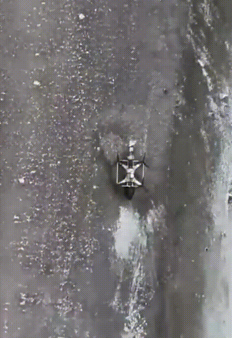 画面：乌军无人机空投炸弹炸掉埋伏在路上准备起飞的俄军光纤无人机。不知道大