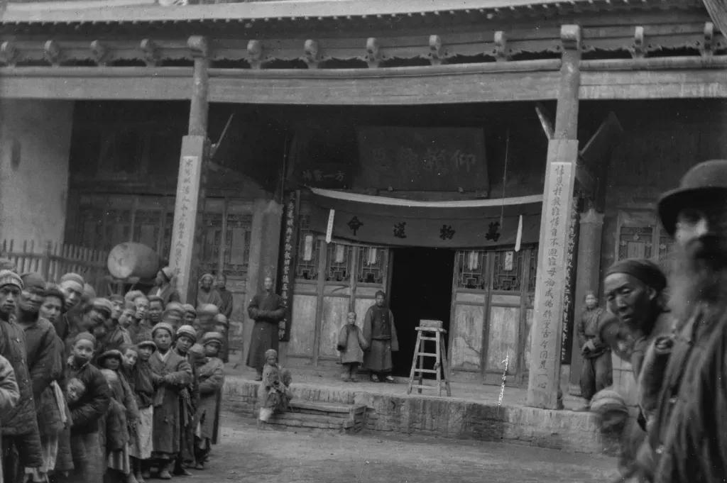 新疆库车方神庙祭祀的，是湖南籍戍卒黄桂芳。1902年，这座庙宇庄严肃穆，