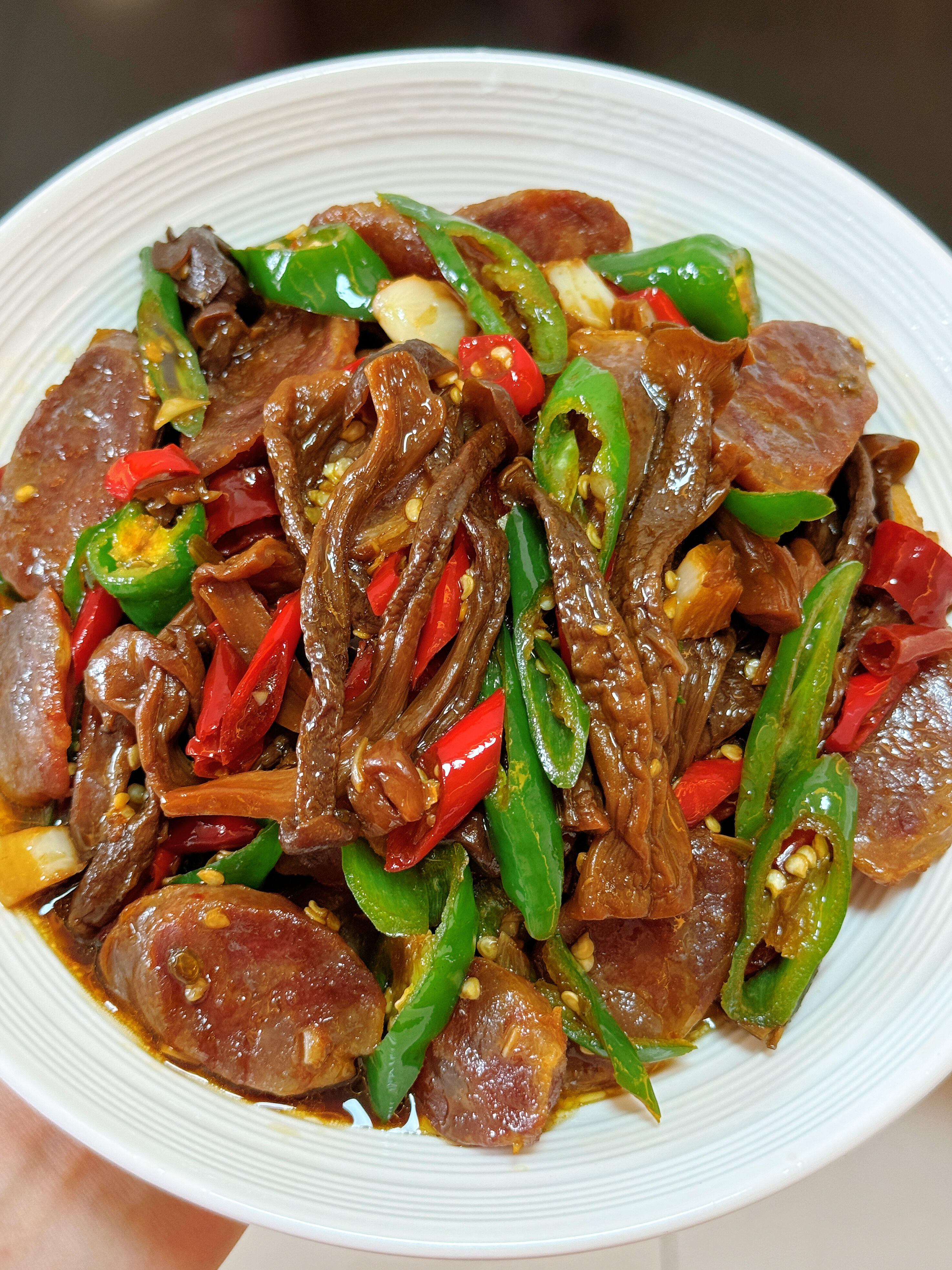 腊肠炒鹿茸菇！鲜脆入味，米饭多蒸两碗都不够家人们谁懂啊😭这道腊肠炒鹿茸菇，