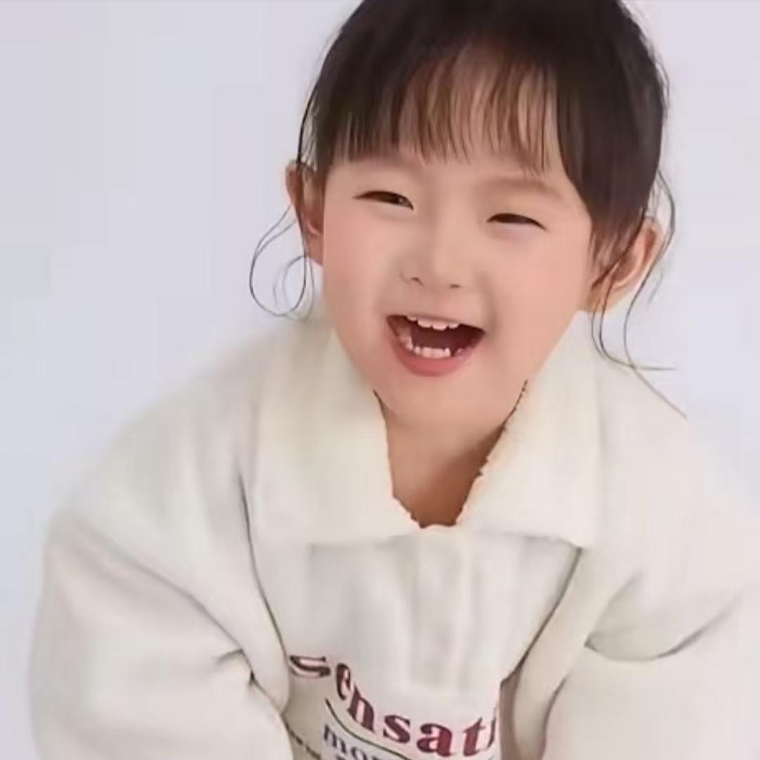 黄一鸣要让3岁女儿演短剧？网友吵翻了3月19日晚，黄一鸣直播时一句回应，直接