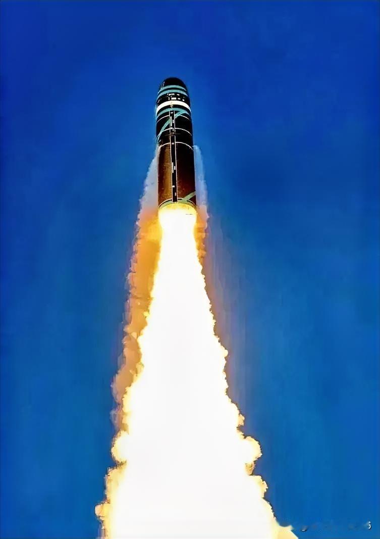 刀都架在脖子上了，伊朗总统突然站出来，对着全世界喊了两句话。第一，核武器，我们