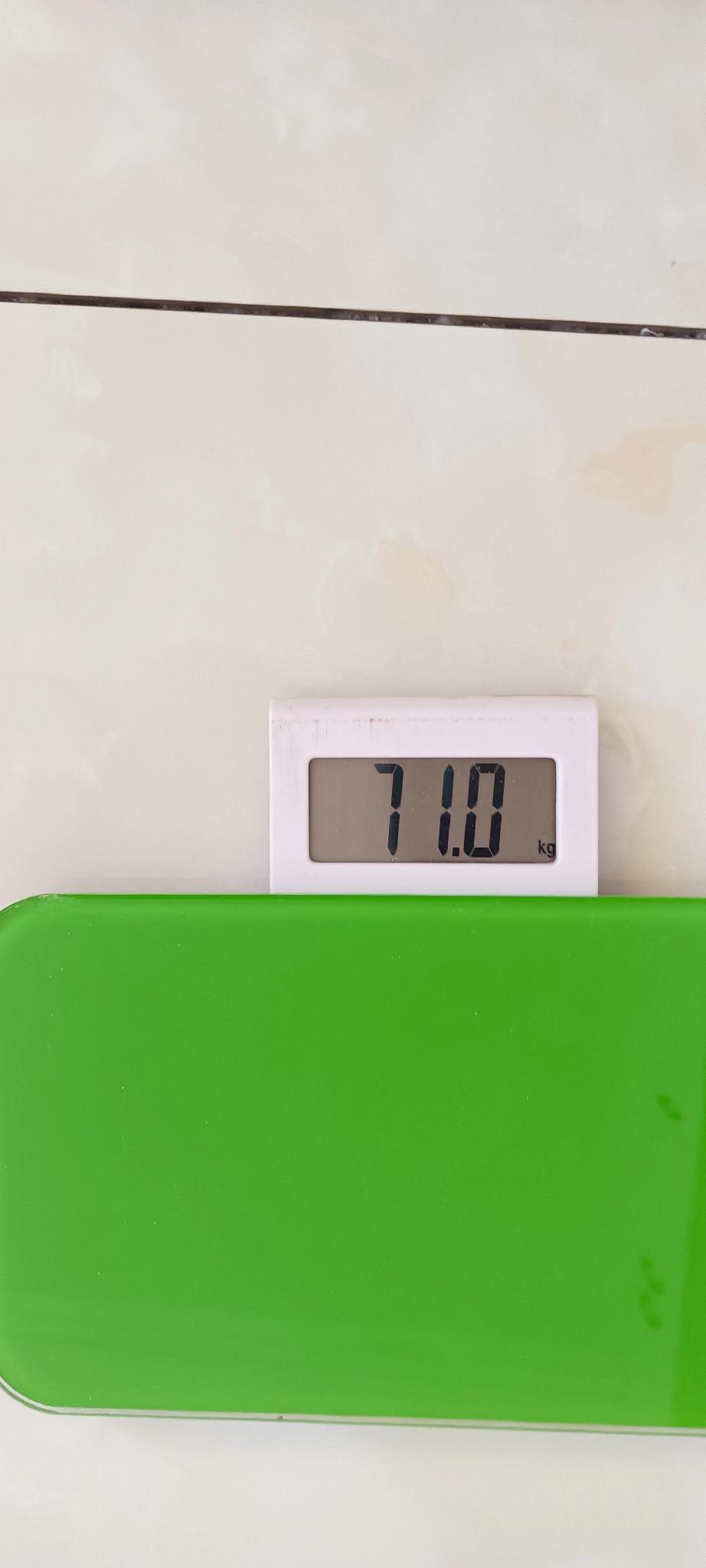 减肥就是管住嘴，迈开腿，昨天特别成功，比前天瘦了一斤。昨天早饭吃了两个鸡蛋，一