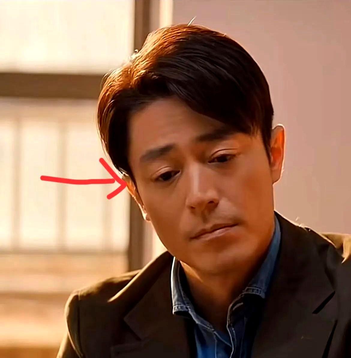 这张照片是霍建华在热播剧《他为什么依然单身》里的一个镜头你仔细瞅霍建华这眼神