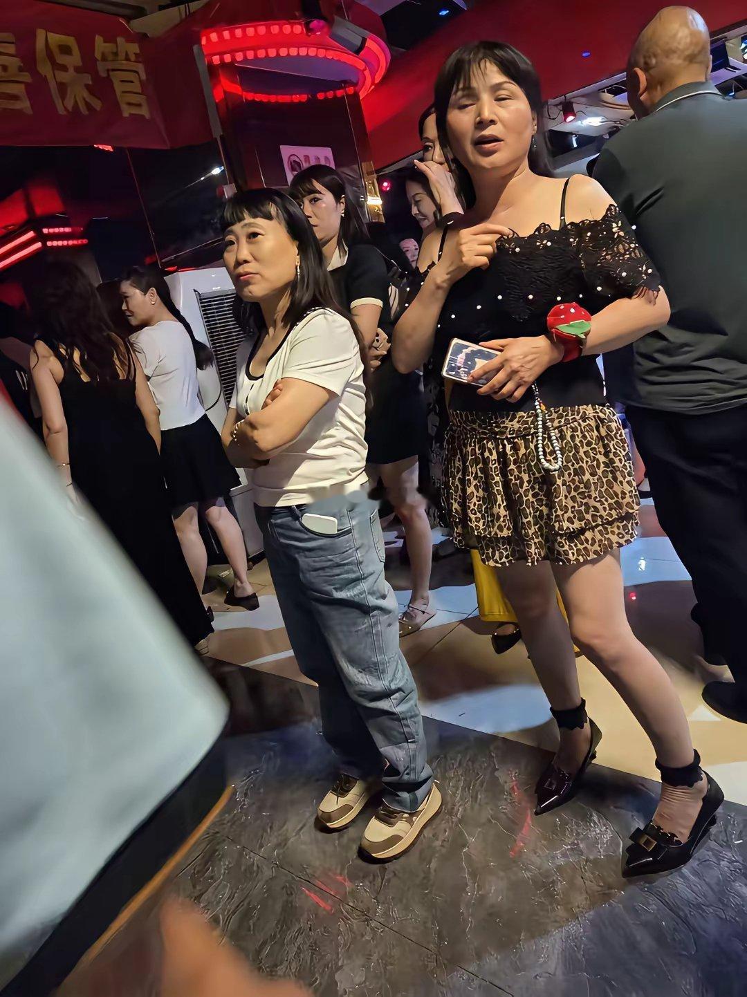 严重怀疑我是不是进错舞厅了