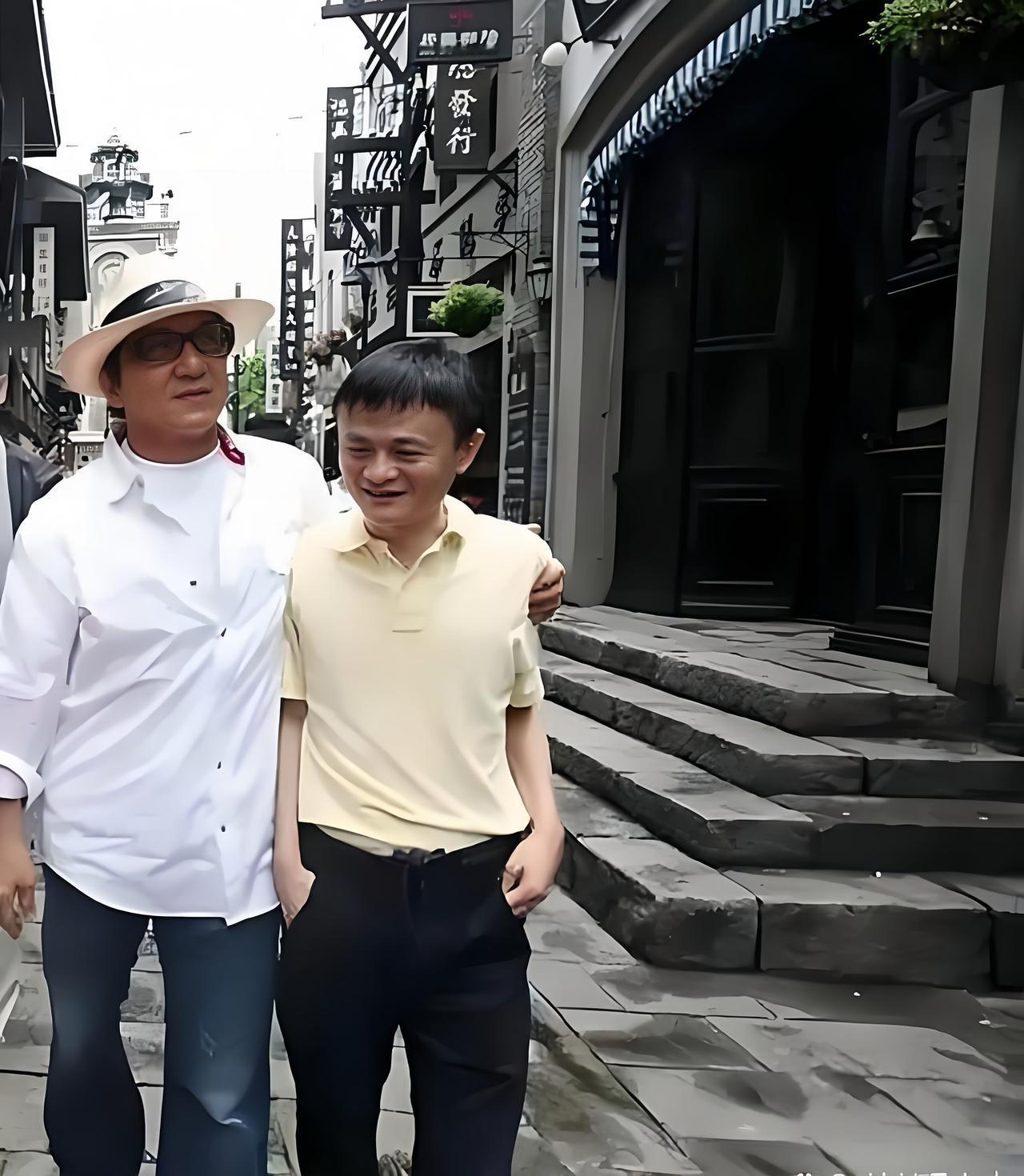 成龙与马云同框旧照，成龙大哥与人打交道方面没得说，让人感觉到热情与亲切感。成