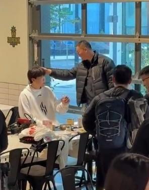 青岛男篮主帅刘维伟受邀请，去美国见证爱徒杨瀚森的NBA常规赛首秀。师徒两人刚见面