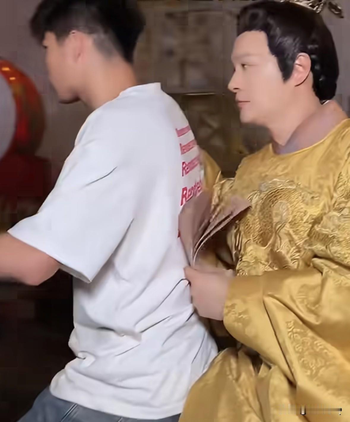 你以为皇帝是坐轿子或者马车的吗，nonono，没有小轿车，也没有三蹦子，而是