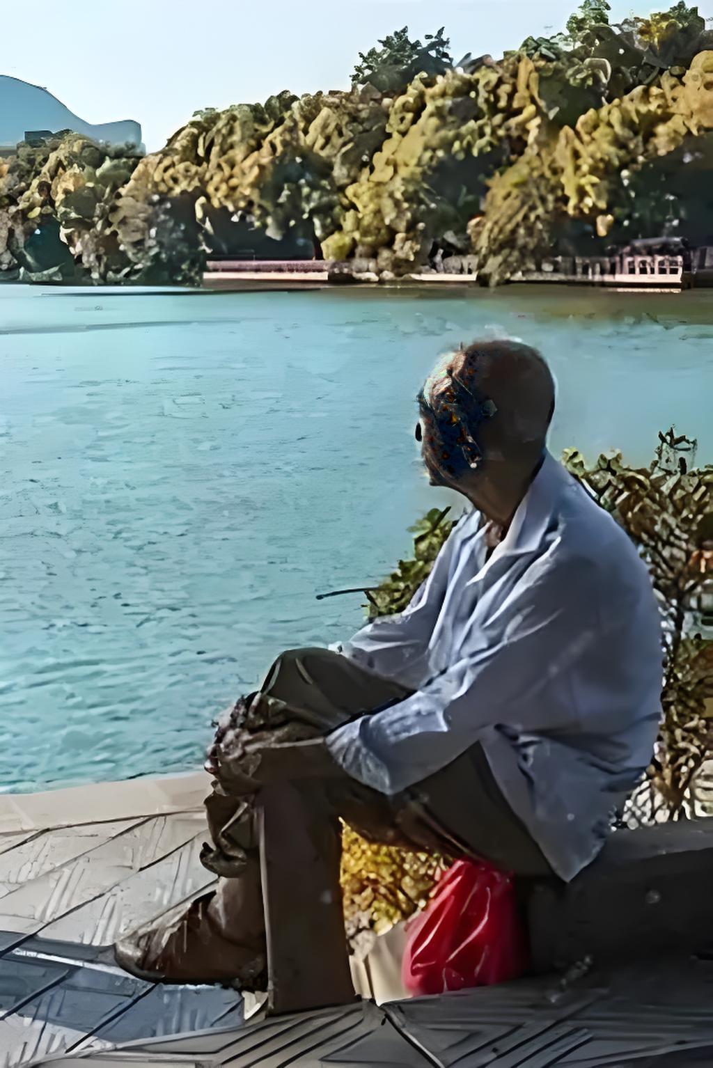我二舅最近成了家里的“红人”，不是因为升官发财，而是他那套“退休生活指南”，听得