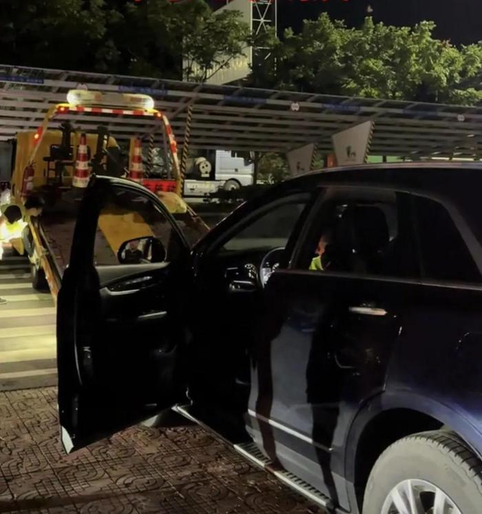 贵州，车主忘了给爱车补油，没想到返程途中油表亮起警报，他硬撑着把车开进了服务区。