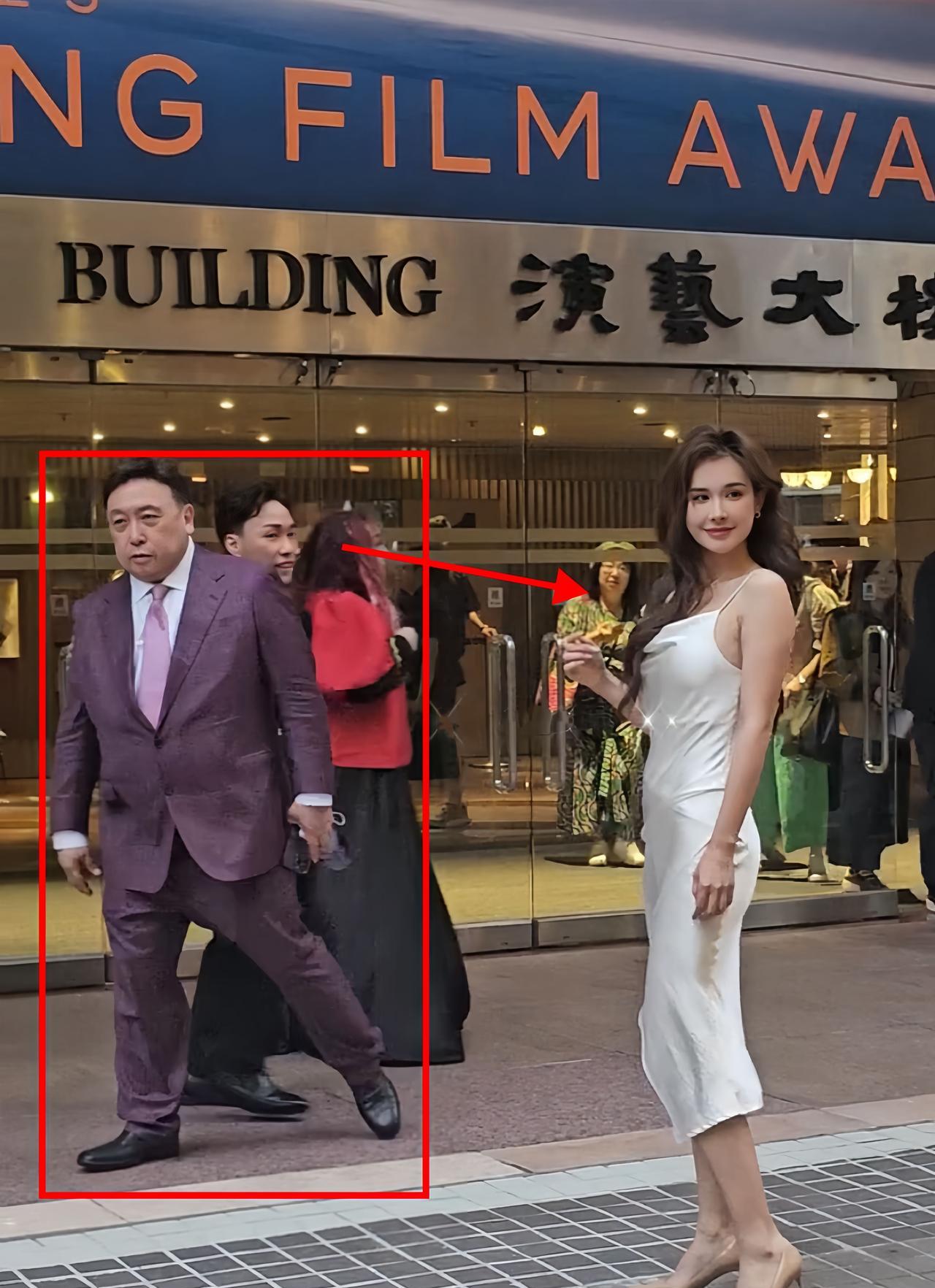 王晶出席活动身边美女情商太高难怪能站在名导身边查了下，这位美女名叫解斯童，