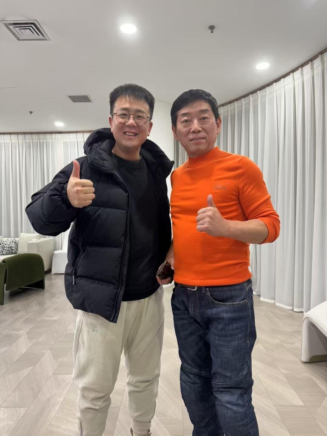老魏喜欢艳色衣服我看出来了[doge]我要见魏总​​​