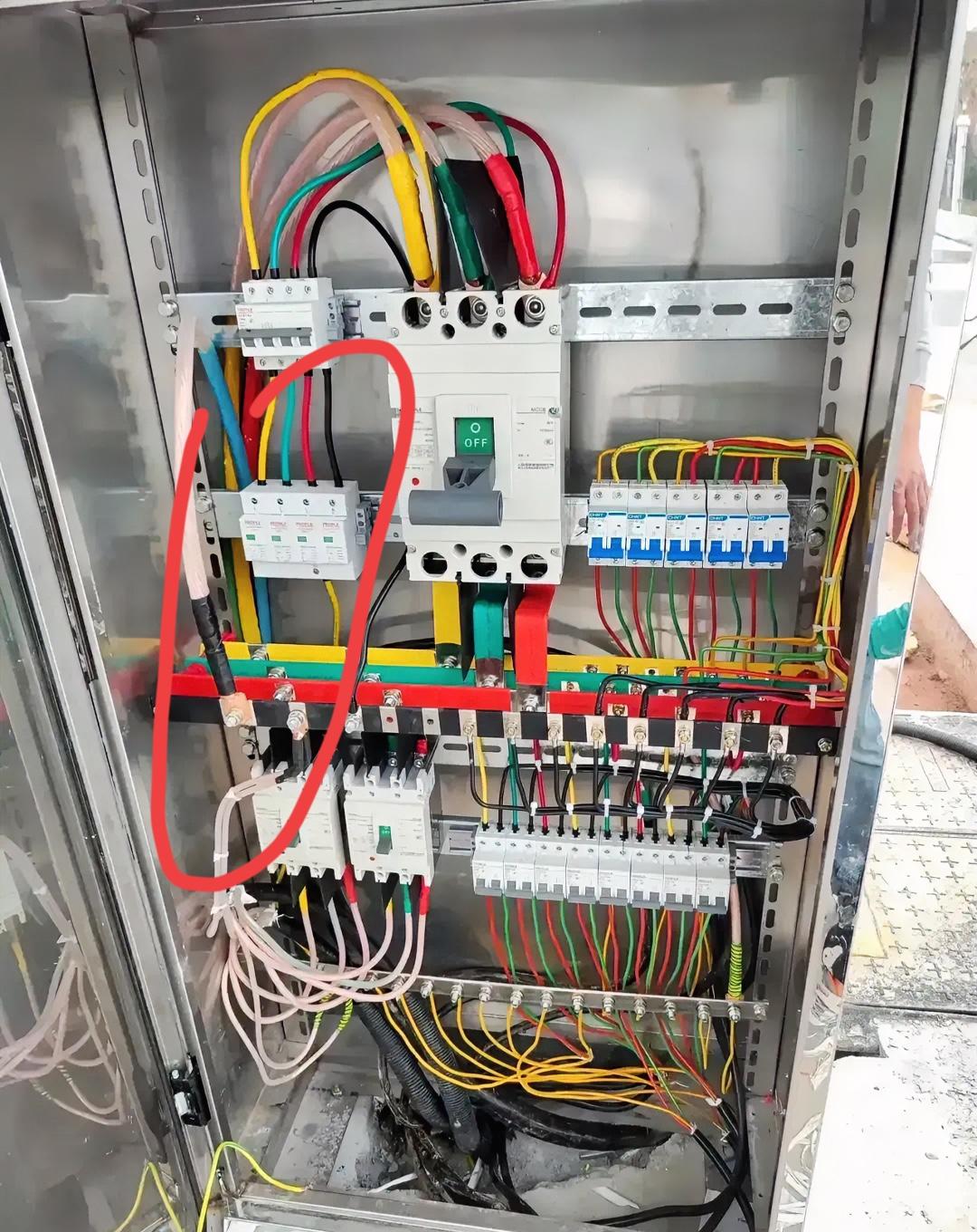防雷模块怎样安装才好呢？干了十几年的老电工和新来的大学生电工产生了严重的分歧！