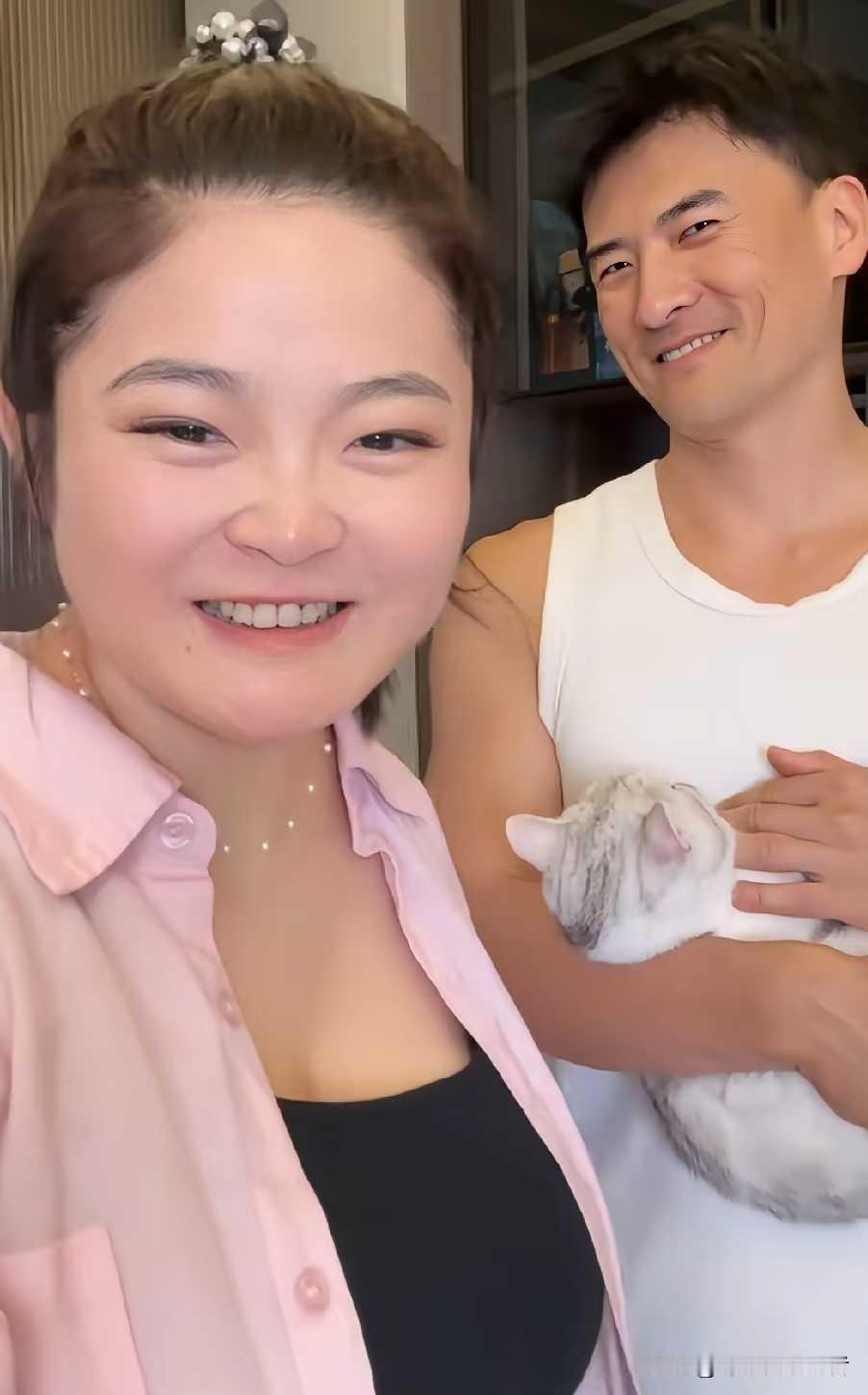 赫子铭这媳妇一看就比何洁厉害，虽然没有何洁漂亮，但是肯定很有智慧。赫子铭和何洁