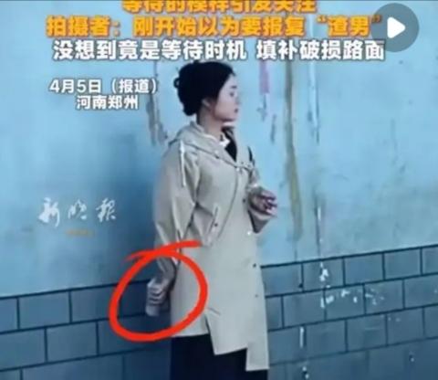女子街头握砖躲墙角，本以为是情感闹剧，结局却看哭无数人：这才是普通人最动人的善良