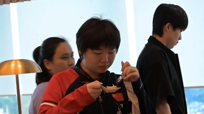 横滨冠军赛欢迎晚宴，王楚钦只看不吃~头哥咱这是咋滴啦？看着小曼姐吃豆东西，都看