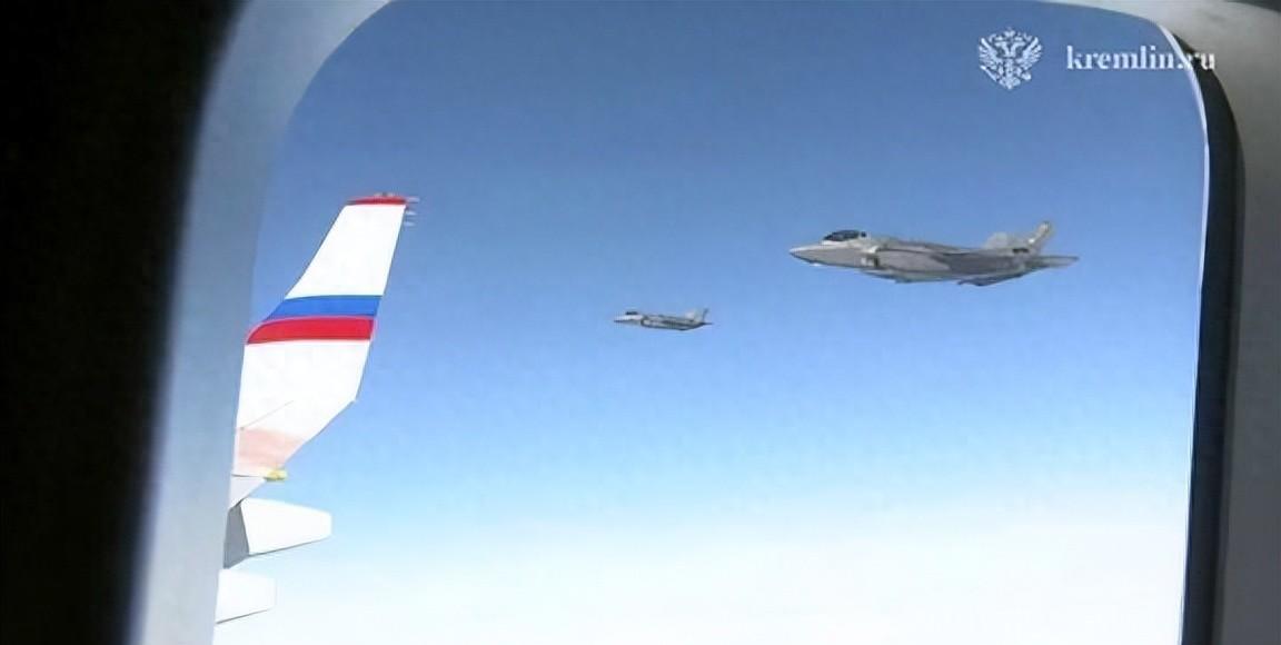 差距这么大？F-35护航普京归国由苏-35接手，苏-57都不配出场？当俄罗斯总
